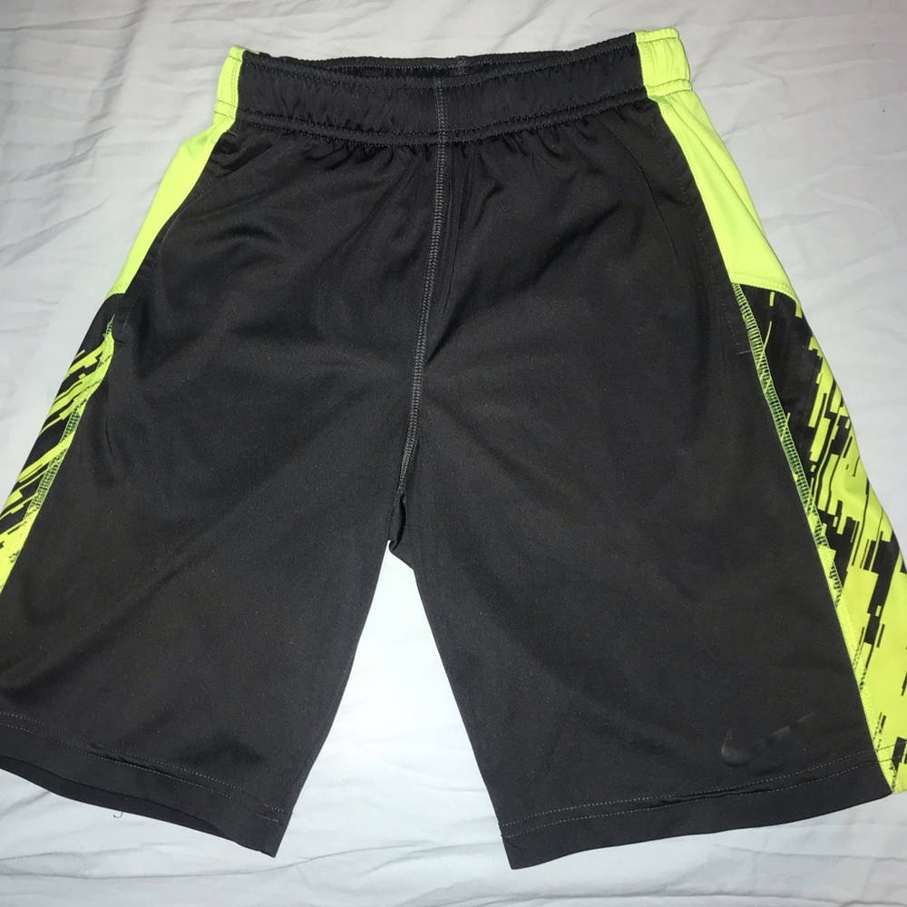 Nike Drifit boys basketball shorts size small